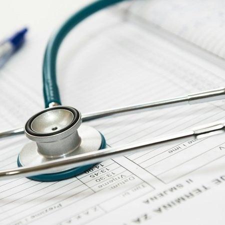 Curso ruim de medicina financiado pelo Fies agrava crise na saúde pública
