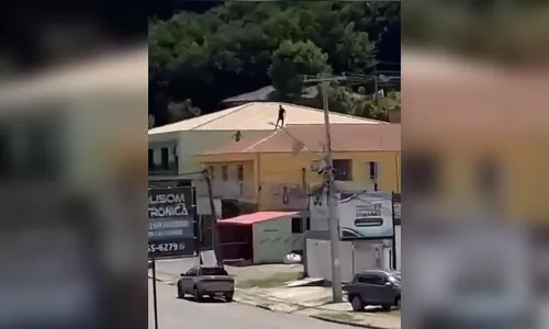 Suspeito cai de telhado durante fuga após furto de veículo no Paraná