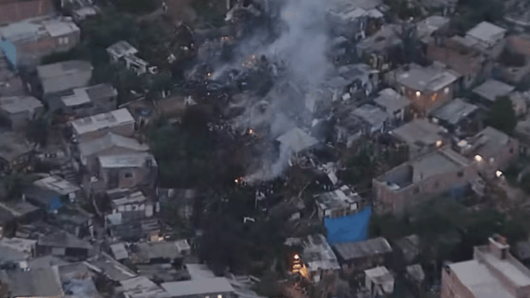 Incêndio destrói 40 barracos na Brasilândia e fere duas pessoas