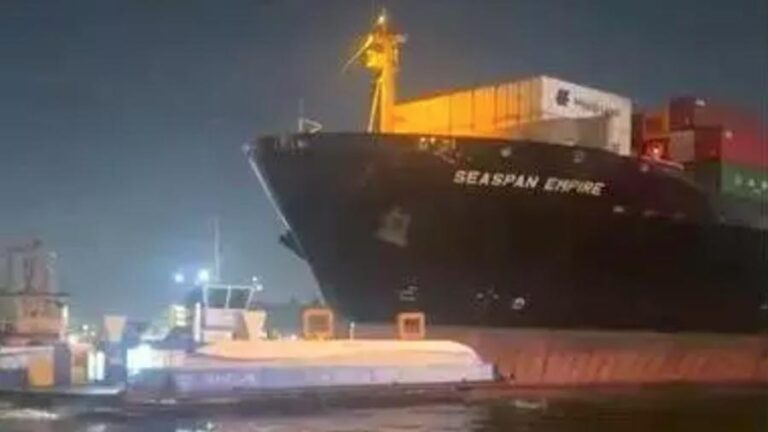 Navio de Singapura bate em balsas na travessia Santos-Guarujá