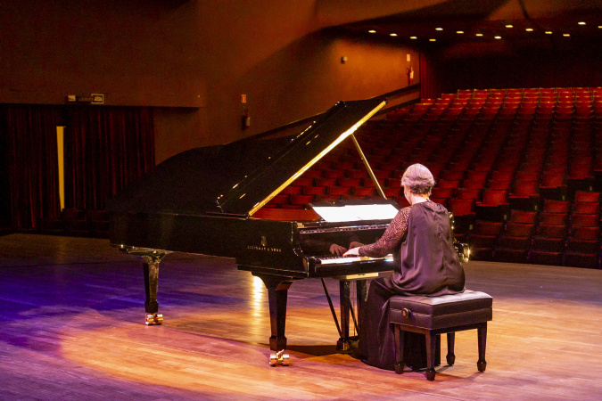 Novo piano Steinway reforça investimento histórico no Teatro Guaíra