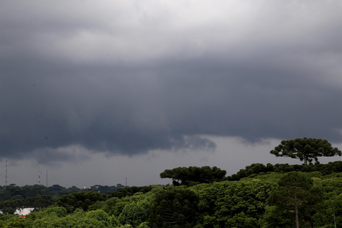 Defesa Civil Estadual envia alerta por cell broadcast para Curitiba em tempestade extrema