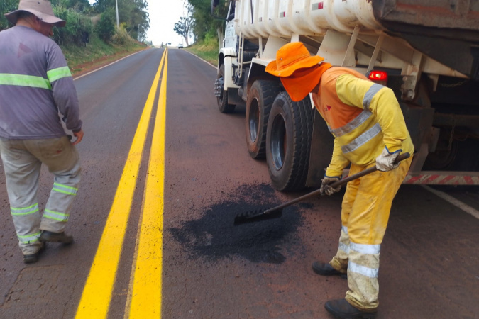 Der/pr realiza melhorias no pavimento da rodovia pr-490 entre Altônia e Iporã