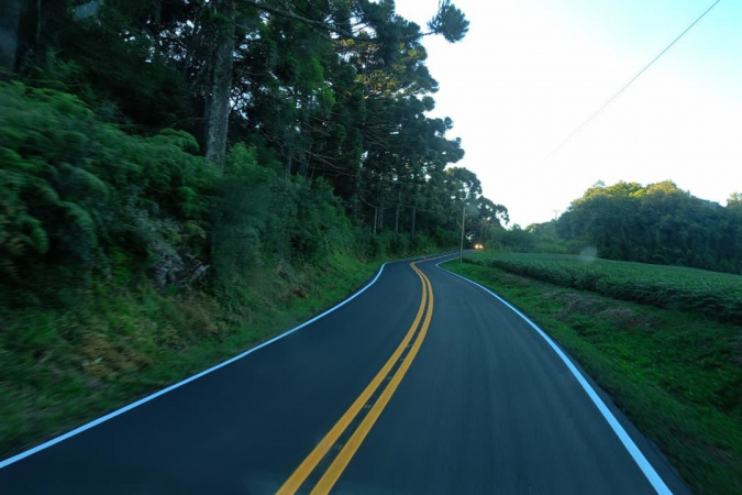 Der pr revitaliza pavimento da pr-825 com serviços de conservação em Campina do Simão
