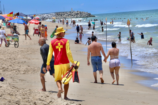 Bombeiros intensificam ações preventivas com pulseirinhas no Litoral paranaense