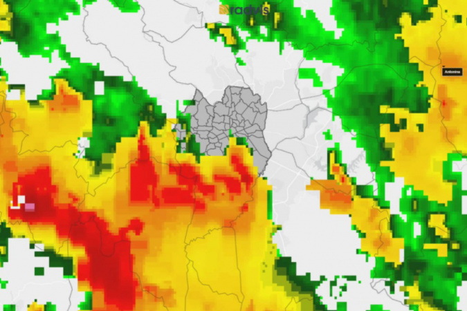 Curitiba enfrenta volumes extremos de chuva em tempestade de verão