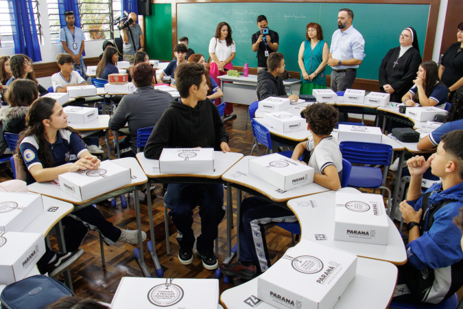 Mais aulas de matemática e cursos de inteligência artificial marcam volta às aulas no Paraná