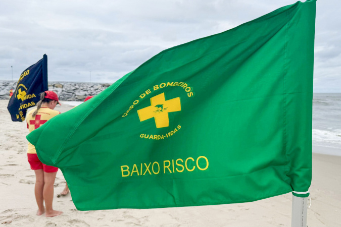 Bombeiros reforçam atenção às bandeiras de áreas seguras no mar