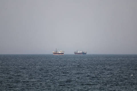 Guarda Revolucionária do Irã fecha estreito de Hormuz e ameaça navios
