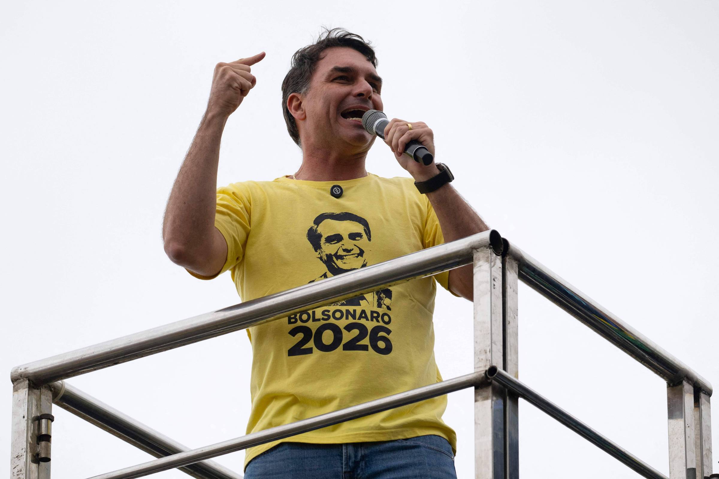 Aliados de Flávio Bolsonaro discutem perfil ideal para ministro da Economia