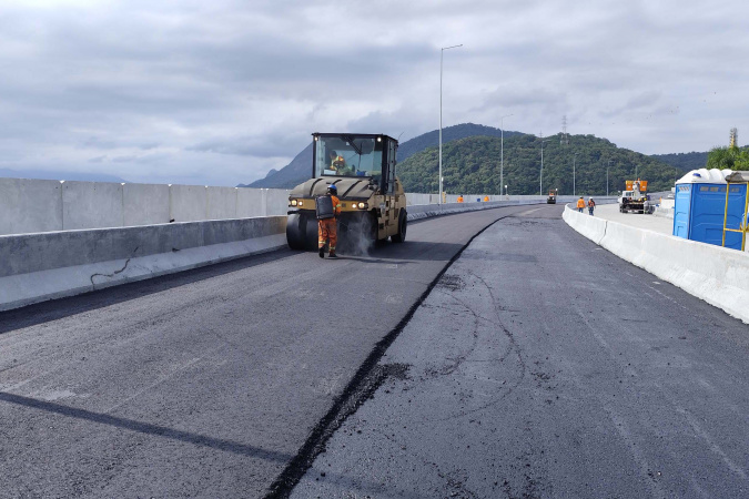 Obras avançam na pavimentação do tabuleiro da Ponte de Guaratuba