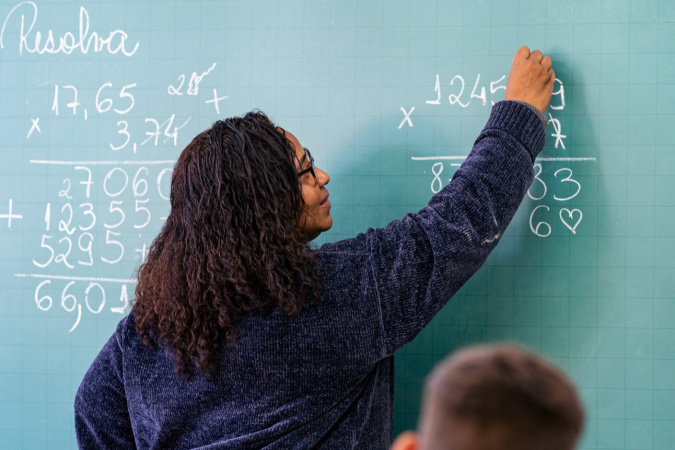 Estado reforça ensino da matemática com investimentos e tecnologia em 2026